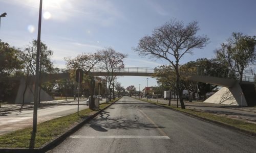Revitalização da passarela que dá passagem segura aos pedestres que desejam cruzar a Avenida Marechal Floriano Peixoto - Hauer. Curitiba, 22/07/2020. Foto: Hully Paiva/SMCS